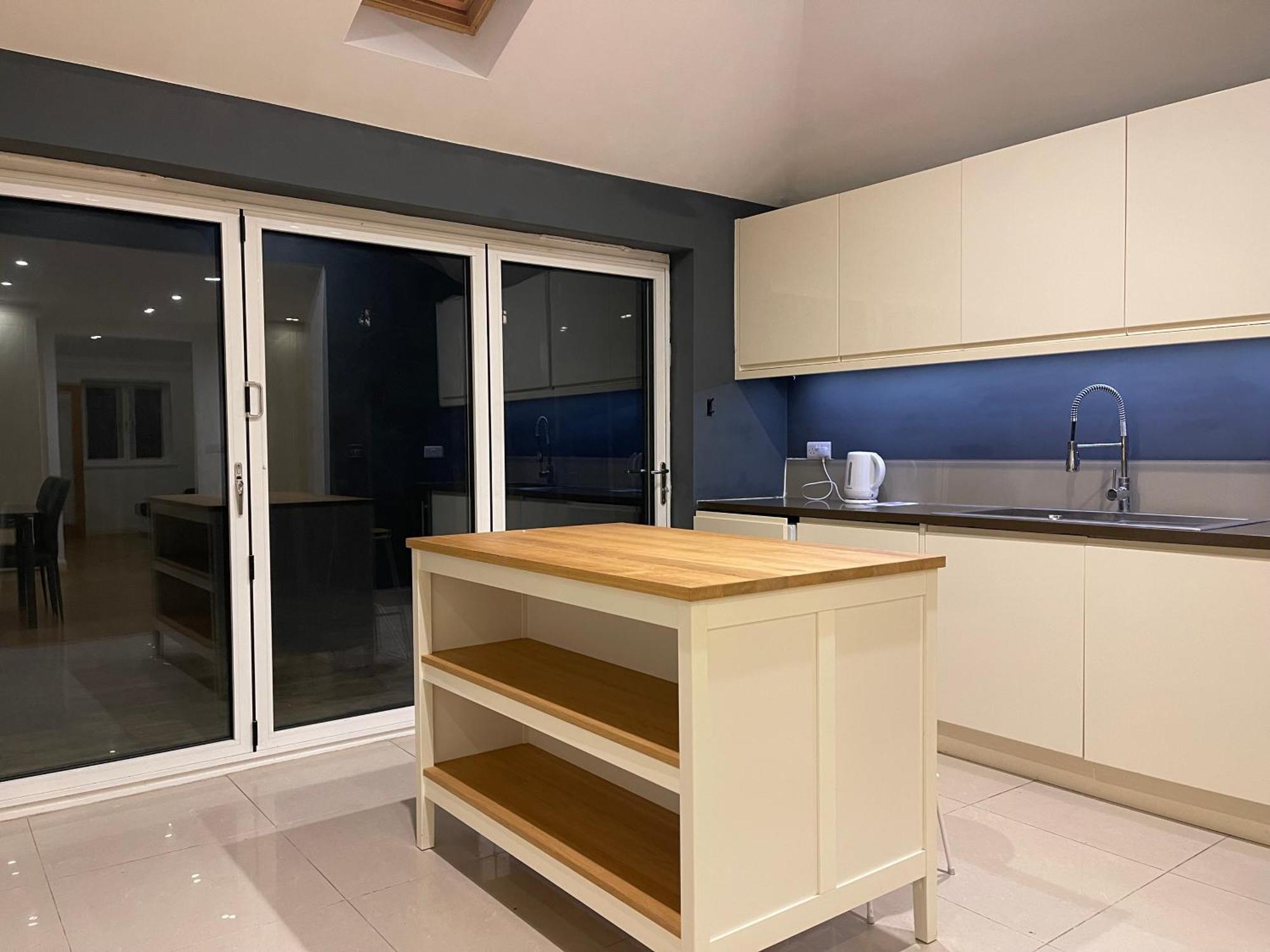 Hanwell Blue Rose Apartment